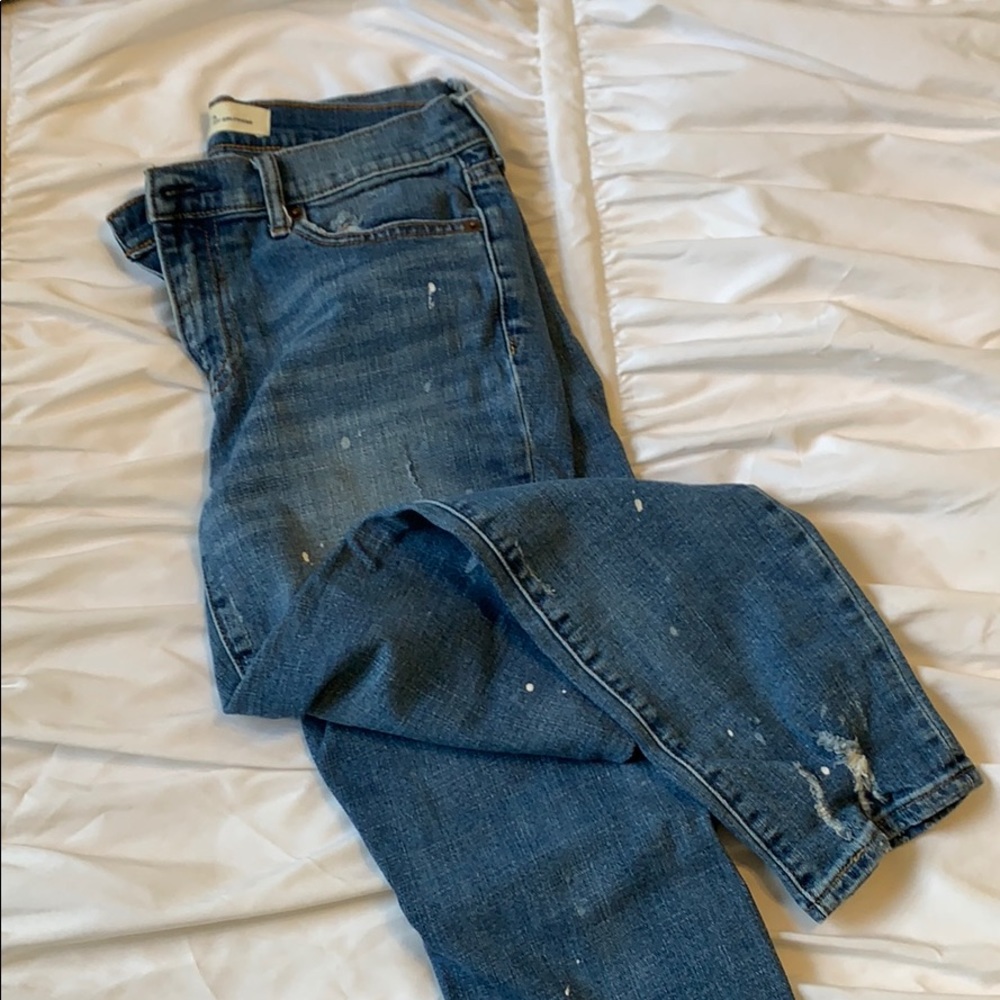 Distressed girlfriend style jeans 🤍